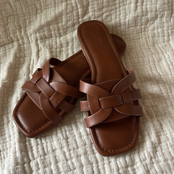 Universal Thread Sandals - Picture 3 of 3